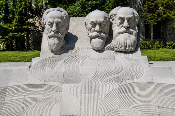 Памятник трем братьям Орбелян